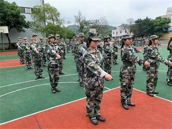 軍事化封閉管理